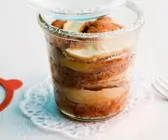 Kleine Apfelkuchen mit Zimt im Glas