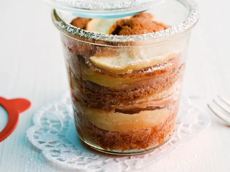 Kleine Apfelkuchen mit Zimt im Glas