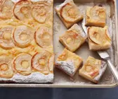 Apfel-Blechkuchen mit Hefeteig