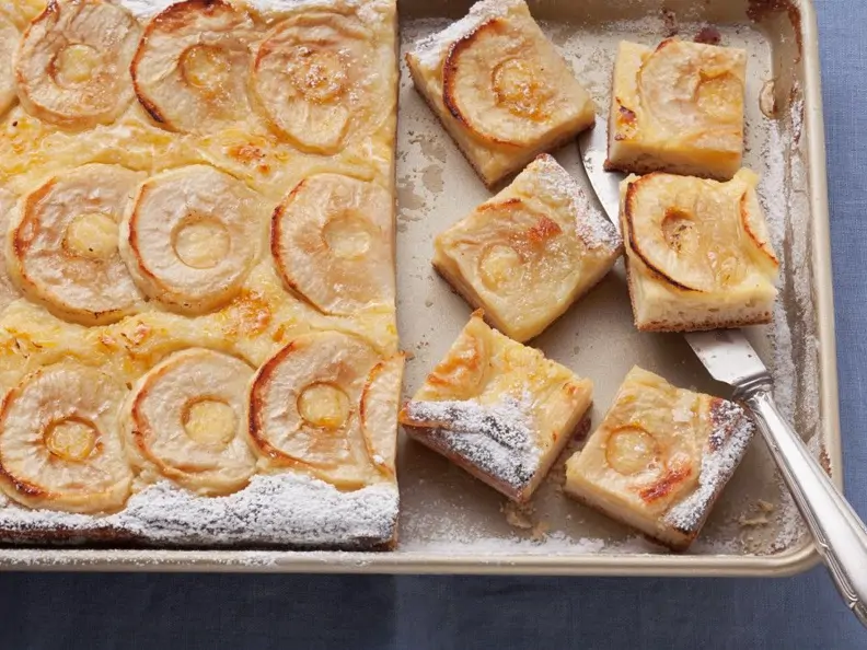 Apfel-Blechkuchen mit Hefeteig