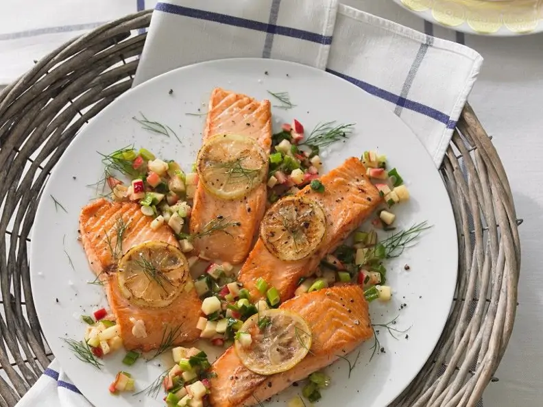 Gebratener Lachs mit Apfel-Frühlingszwiebeln