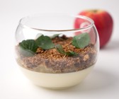 Weiße Schokoladenmousse mit Pink Lady® Apfelragout und Haferknusper