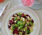 Salat mit Rote Bete, Apfel und Käse