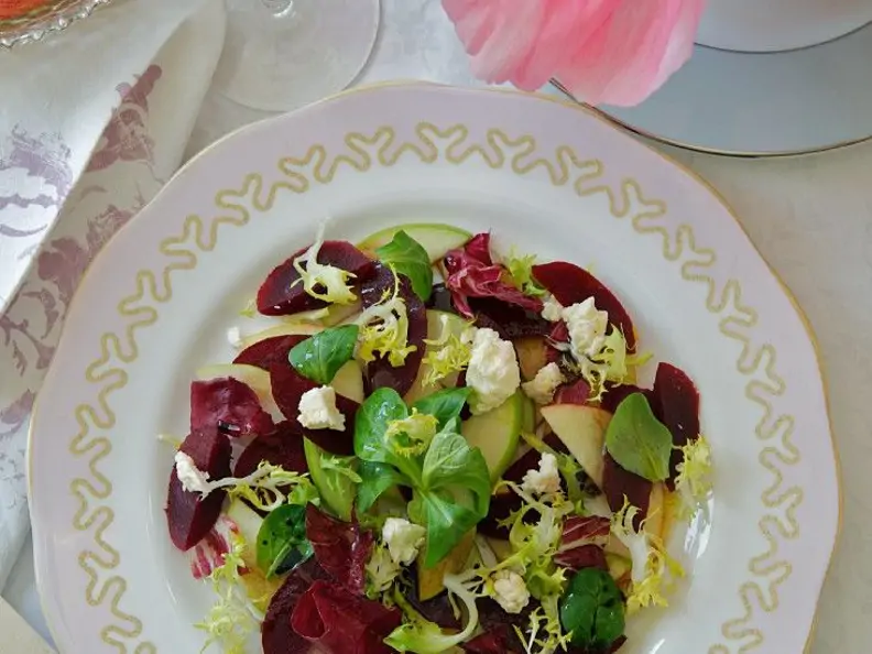 Salat mit Rote Bete, Apfel und Käse