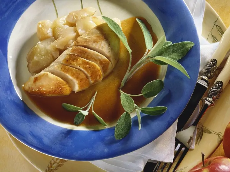 Geschmorte Pute mit Apfel und Salbei