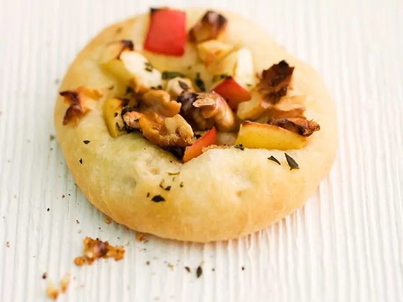 Kleine Focacce mit Apfel und Nüssen