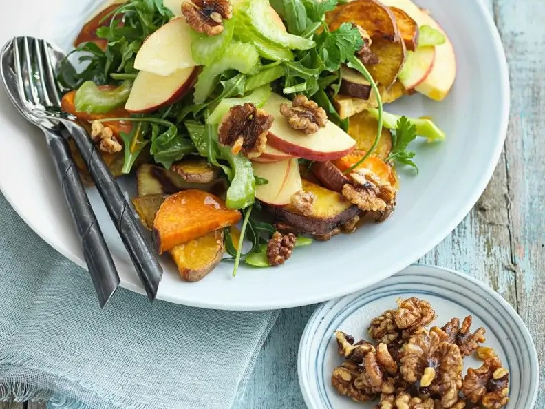 Apfel-Süßkartoffel-Salat mit Walnüssen