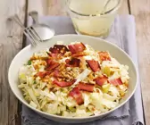 Weißkohl-Apfel-Salat mit Nüssen und Speck
