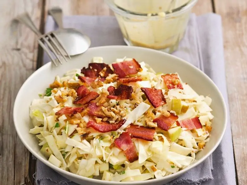 Weißkohl-Apfel-Salat mit Nüssen und Speck