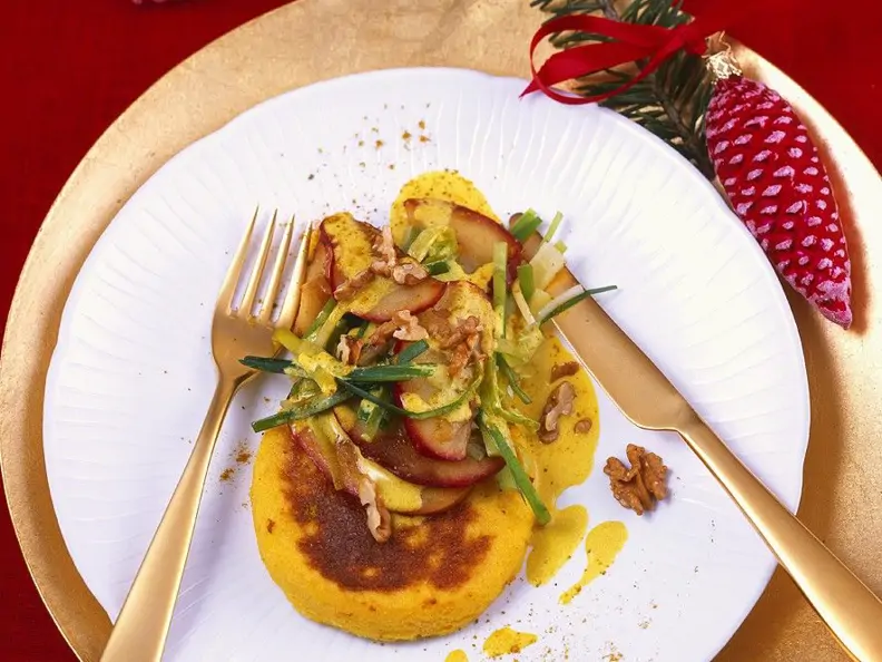 Grießküchlein mit Apfel und Currysauce
