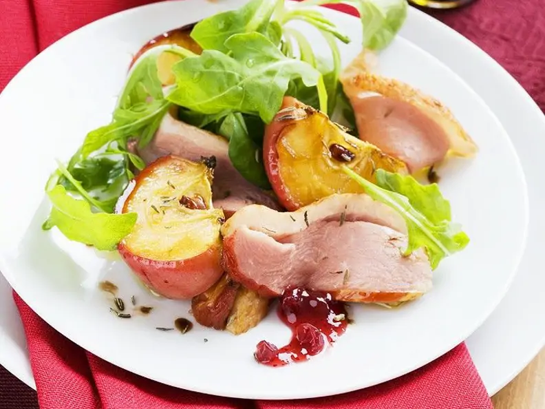 Salat mit Apfel und Gänsebrust