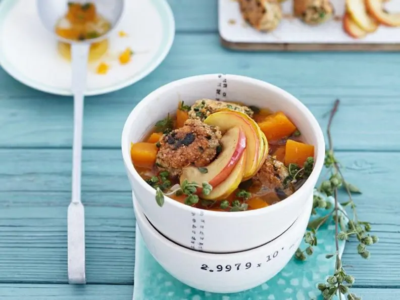 Kürbissuppe mit Klößchen und Apfel