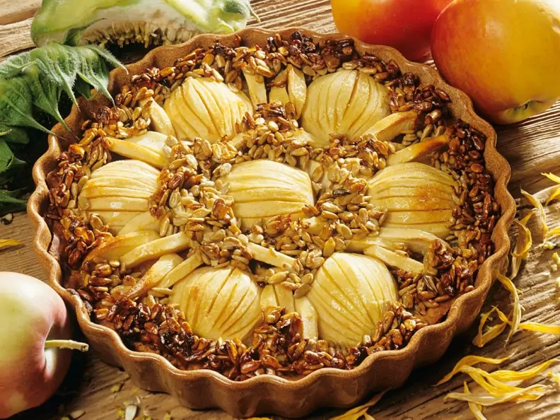 Mürber Apfelkuchen mit Sonnenblumenkernkruste