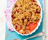 Rhabarber-Erdbeer-Crumble mit Apfel