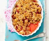 Rhabarber-Erdbeer-Crumble mit Apfel