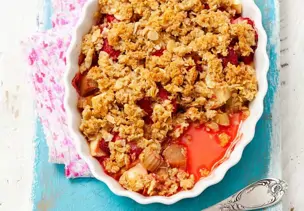 Rhabarber-Erdbeer-Crumble mit Apfel