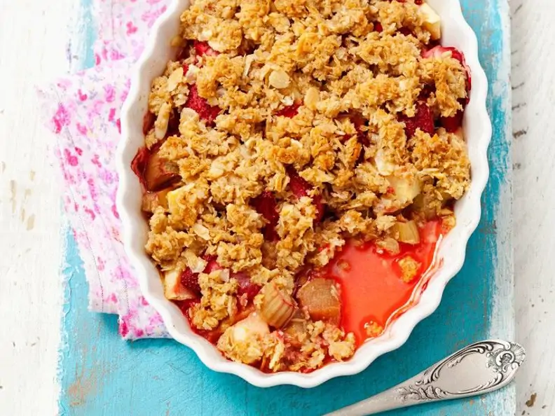 Rhabarber-Erdbeer-Crumble mit Apfel