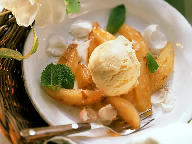 Bratapfelspalten mit Eis