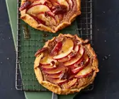 Apfel-Galette mit Pekannüssen