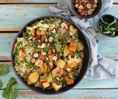 Kohlrabi-Tofu-Curry mit Kräuter-Apfel-Reis und Haselnüssen