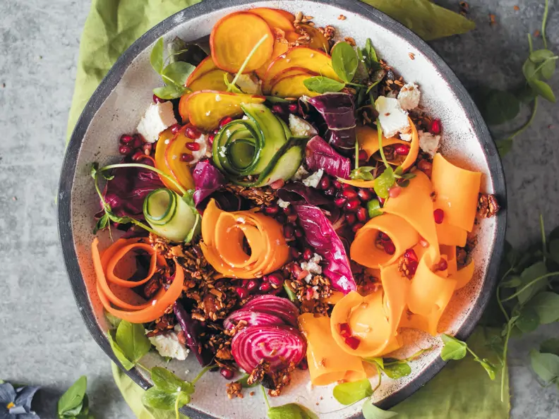 Regenbogensalat mit Granatapfel-Dressing