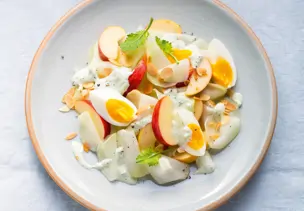 Kohlrabi-Apfel-Rohkost mit Ei