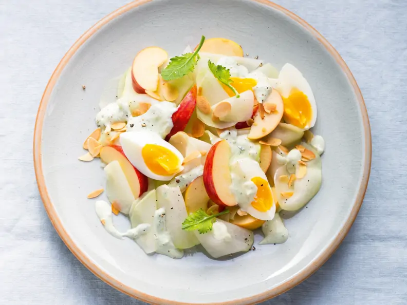 Kohlrabi-Apfel-Rohkost mit Ei
