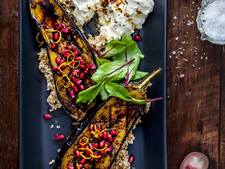 Gebratene Auberginen mit Joghurtcreme und Granatapfel