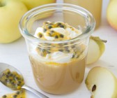 Apfelmus mit Joghurt und Maracuja