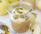 Apfelmus mit Joghurt und Maracuja