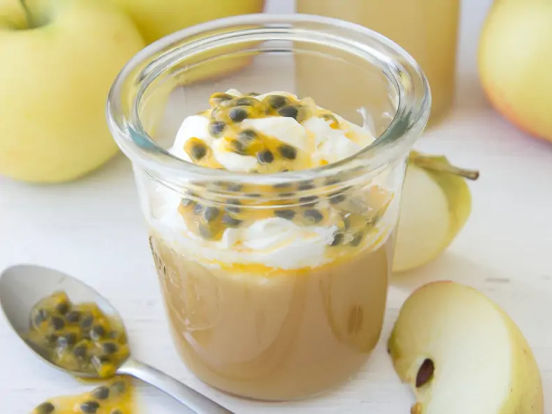 Apfelmus mit Joghurt und Maracuja