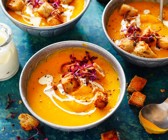 Kürbis-Süßkartoffel-Suppe mit Apfel und Croûtons