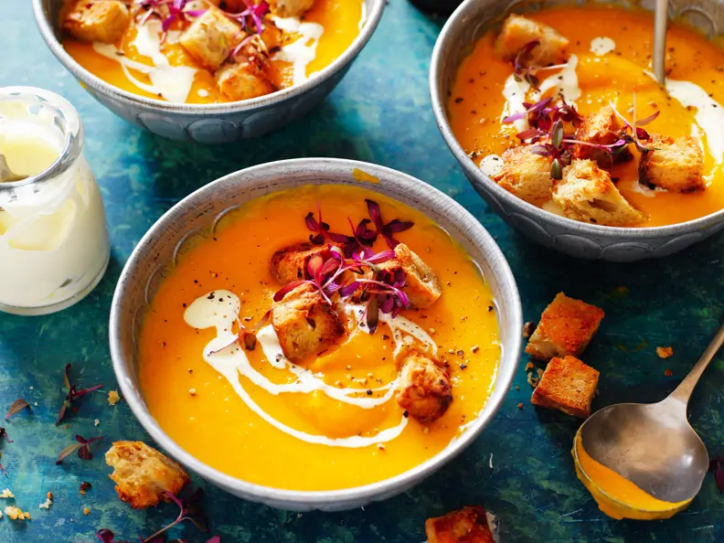 Kürbis-Süßkartoffel-Suppe mit Apfel und Croûtons