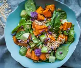 Süßkartoffelsalat mit Spinat, Apfel und Quinoa