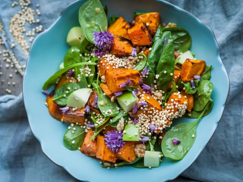 Süßkartoffelsalat mit Spinat, Apfel und Quinoa