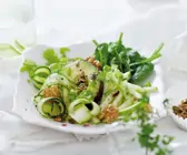Superfood-Salat mit Avocado und Apfel