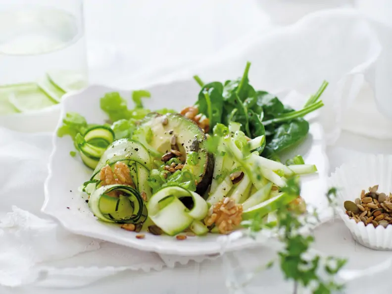 Superfood-Salat mit Avocado und Apfel