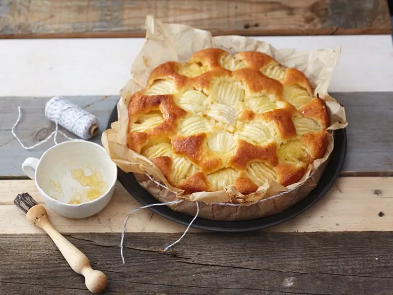 Saftiger Apfelkuchen mit Mandeln und Apfelgelee