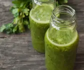 Apfel-Gurkensmoothies mit Petersilie