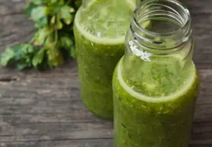 Apfel-Gurkensmoothies mit Petersilie