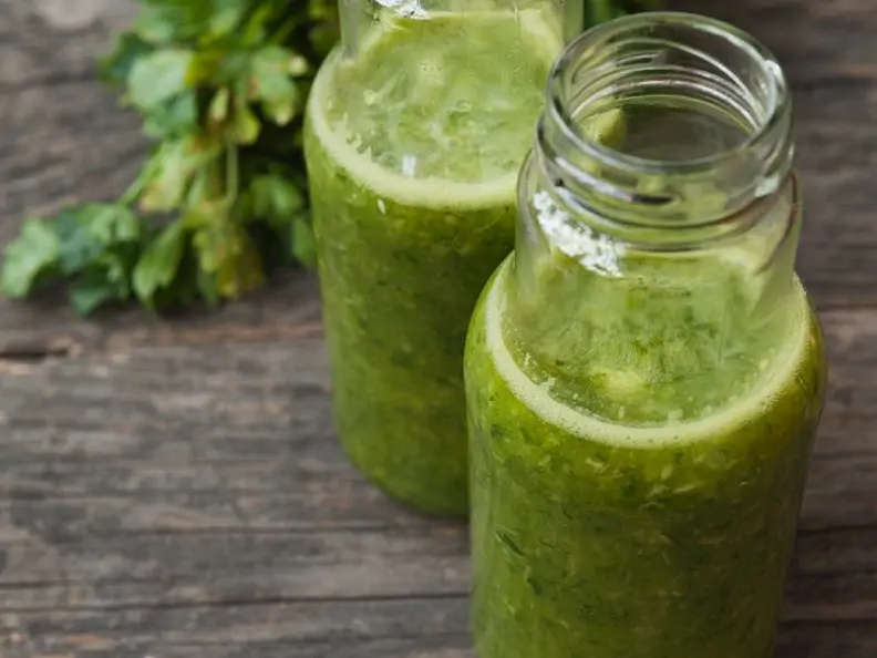 Apfel-Gurkensmoothies mit Petersilie