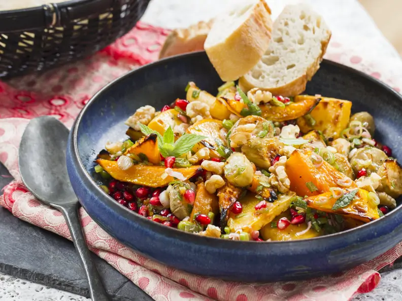 Kürbis-Steckrüben-Gemüse mit Granatapfel