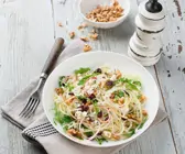 Apfel-Kohlrabi-Rohkost mit Ziegenkäse und Nüssen