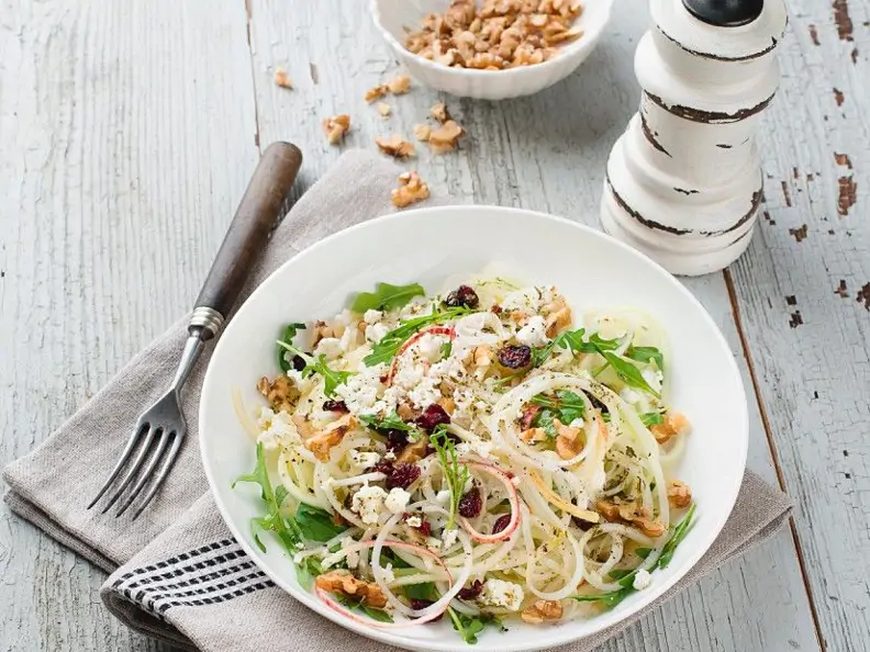 Apfel-Kohlrabi-Rohkost mit Ziegenkäse und Nüssen