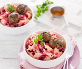Fleischbällchen auf Stampfkartoffeln mit Apfel und Gemüse