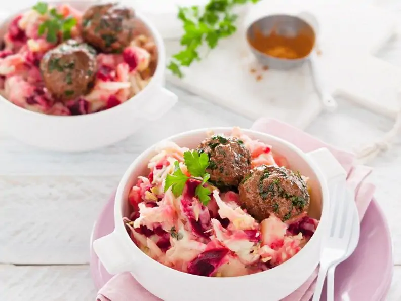 Fleischbällchen auf Stampfkartoffeln mit Apfel und Gemüse