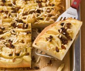Hefe-Blechkuchen mit Apfel und Mandeln