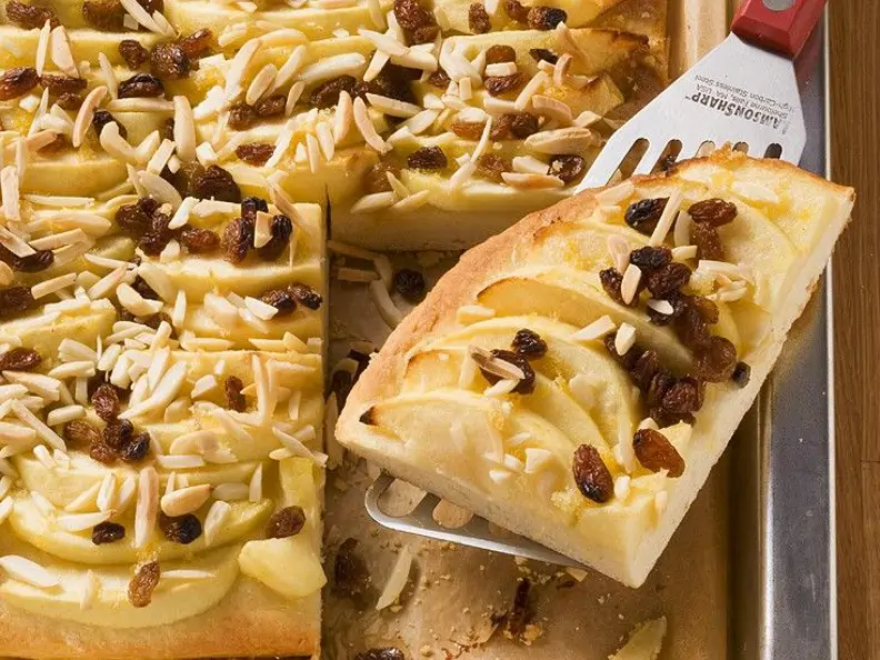 Hefe-Blechkuchen mit Apfel und Mandeln