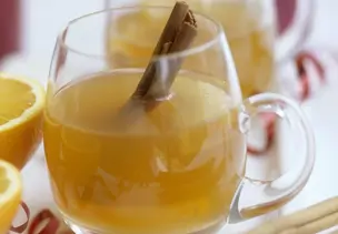 Weißer Glühwein mit Apfelsaft