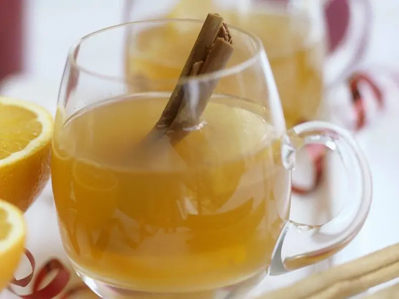 Weißer Glühwein mit Apfelsaft
